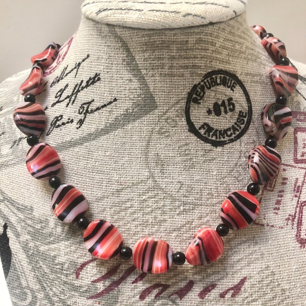 ⚜️Vintage⚜️ Red and black necklace